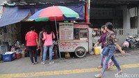 Satpol PP mengingatkan kepada PKL untuk mentaati Peraturan Daerah (Perda). Meski Basuki T Purnama tidak lagi menjadi gubernur, peraturan larangan berjualan di trotoar tidak berubah.