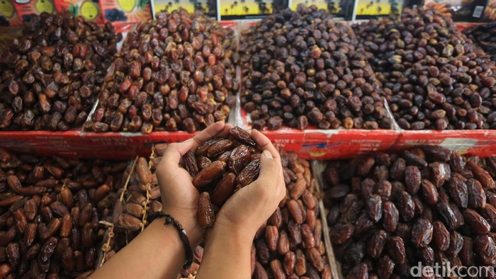 Pedagang merapikan buah kurma yang dijual di kawasan Pasar Tanah Abang, Jakarta, Selasa (16/5). Menjelang Ramadan, impor kurma mengalami peningkatan. Badan Pusat Statistik (BPS) mencatat kenaikan impor kurma mencapai 49,39%.
