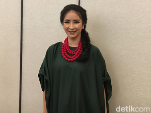 Novita Angie Berjalan di Antara Aparat dan Massa Aksi 22 Mei