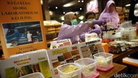 Petugas juga mengecek ada tidaknya zat berbahaya dalam makanan tersebut.