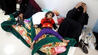 Tercatat sejak 27 April 2017, sudah ada 180 orang meninggal dan lebih dari 11.000 yang terinfeksi kolera. Tampak pada foto, seorang anak yang dirawat di lantai karena tak kebagian tempat tidur. (Foto: REUTERS/Abduljabbar Zeyad)