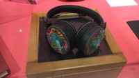 Foto: Seni bordir kontemporer menghiasi bantal-bantal sofa hingga headphone. Cantik ya (Is Mujiarso/detikTravel)