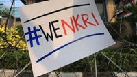 Pendukung Ahok memasang poster bertuliskan #We NKRI di kawat berduri yang membentang di depan Pengadilan Tinggi DKI Jakarta.