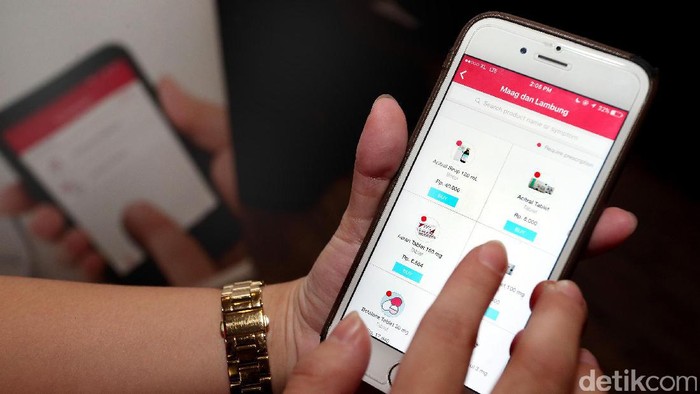 Halodoc berkolaborasi dengan Go-Jek untuk memenuhi kebutuhan medis masyarakat. Melalui kolaborasi GO-JEK dan Halodoc, layanan pesan antar kebutuhan medis juga dapat diakses melalui layanan GO-MED di aplikasi Go-Jek.