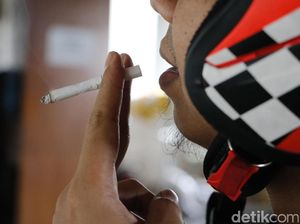 Sanksi Berkendara Sambil Merokok Dinilai Lembek, Nggak Sebanding Sama Risiko