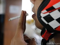 Sanksi Berkendara Sambil Merokok Dinilai Lembek, Nggak Sebanding Sama Risiko