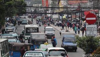 Padatnya PKL di trotoar Pasar Tanah Abang dipicu karena menjelang puasa ini jumlah pengunjung di tanah abang mengalami peningkatan. Oleh sebab itu dirinya tak mau melewatkan momen tersebut. Ia dan sejumlah pedagang lainnya ingin mendekatkan diri pada pembeli.
