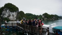 Di bawah batu wajah dan batu pensil terdapat dermaga-dermaga kecil. Selain untuk bersandar kapal, dari dermaga inilah Anda bisa berfoto dengan pemandangan alam yang memukau (Masaul/detikTravel)‎