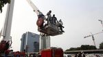 Agustinus Dipaksa Turun dari Baliho