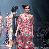 Rancangan Terbaru Biyan Wannatmadja yang Mengusung Tema Elsewhere di Ballroom Dharmawangsa Hotel. Jakarta. [Foto: Mohammad Abduh/Wolipop]