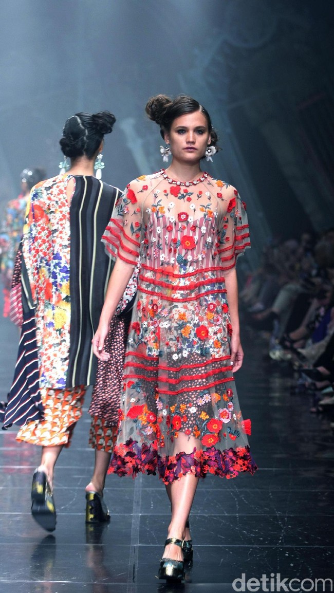 Rancangan Terbaru Biyan Wannatmadja yang Mengusung Tema Elsewhere di Ballroom Dharmawangsa Hotel. Jakarta. [Foto: Mohammad Abduh/Wolipop]