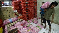 Di Pasar Induk Kramat Jati harga bawang putih mencapai Rp 42.000/kilogram (kg).