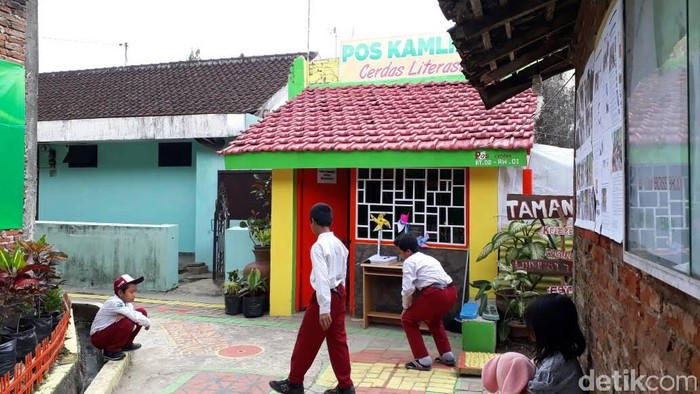 Pengantar Air Isi Ulang Ini Ubah Pos Kamling Jadi Tempat Baca