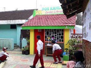 Pengantar Air Isi Ulang Ini Ubah Pos Kamling Jadi Tempat Baca