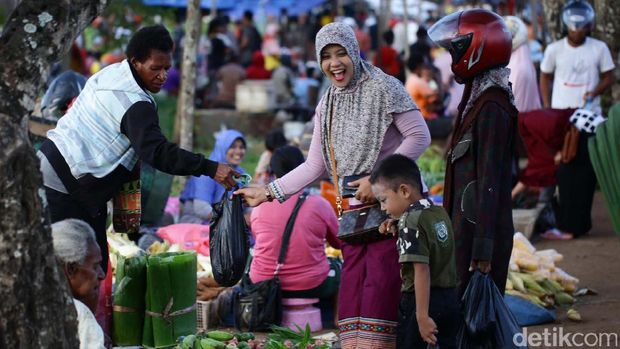 Aktivitas perdagangan di Pasar Baru Merauke