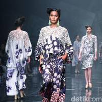 Rancangan Terbaru Biyan Wannatmadja yang Mengusung Tema Elsewhere di Ballroom Dharmawangsa Hotel. Jakarta. [Foto: Mohammad Abduh/Wolipop]