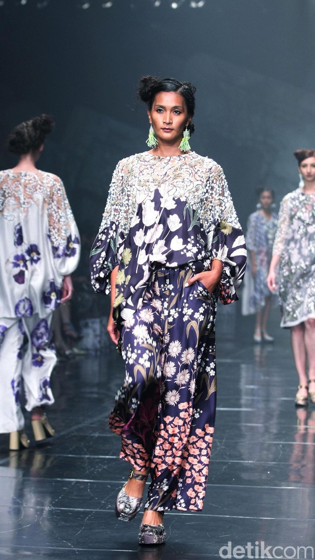 Rancangan Terbaru Biyan Wannatmadja yang Mengusung Tema Elsewhere di Ballroom Dharmawangsa Hotel. Jakarta. [Foto: Mohammad Abduh/Wolipop]