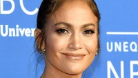Meski tak muda lagi, Jennifer Lopez masih terlihat seksi. Foto: Dia Dipasupil/Getty Images