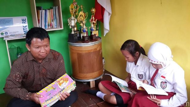 Pengantas Air Isi Ulang Ini Ubah Pos Kamling Jadi Tempat Baca