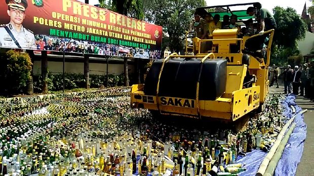 Pemusnahan miras ini sebagai upaya memerangi penyakit masyarakat.