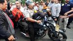 Agustinus Dipaksa Turun dari Baliho