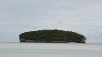 Tak jauh Pasir Timbul terdapat Pulau Koh. Masyarakat setempat menyebutnya dengan sebutan Pulau Roti karena bentuknya mirip roti (Masaul/detikTravel)