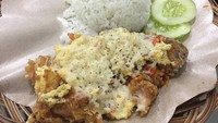 Paket Ayam Geprek Leleh jadi salah satu menu andalan restoran. Ayam goreng tepung digeprek, dilapisi sambal rawit sesuai tingkat yang diinginkan, lalu diselimuti telur orak-arik dan keju leleh. Gurih pedasnya bikin keriangat berceceran!