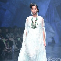 Rancangan Terbaru Biyan Wannatmadja yang Mengusung Tema Elsewhere di Ballroom Dharmawangsa Hotel. Jakarta. [Foto: Mohammad Abduh/Wolipop]