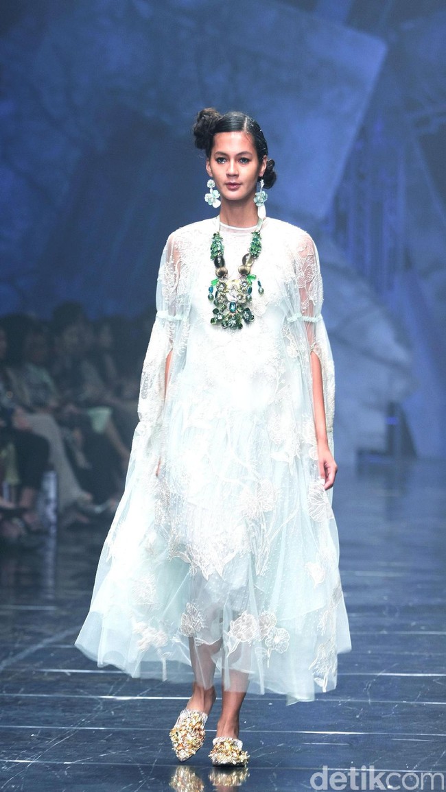 Rancangan Terbaru Biyan Wannatmadja yang Mengusung Tema Elsewhere di Ballroom Dharmawangsa Hotel. Jakarta. [Foto: Mohammad Abduh/Wolipop]