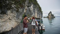 Traveler dapat menjangkau lokasi ini dari Kota Waisai menggunakan speedboat sekitar 1 jam perjalanan. ‎Jika beruntung, Anda akan menemui sekumpulan Manta yang sedang bermain di permukaan air (Masaul/detikTravel)