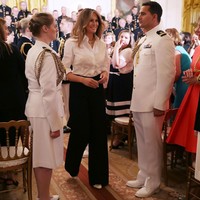 Adapun Melania lebih menyukai busana dengan perpaduan dua warna yang senada. (Foto: Getty Images)
