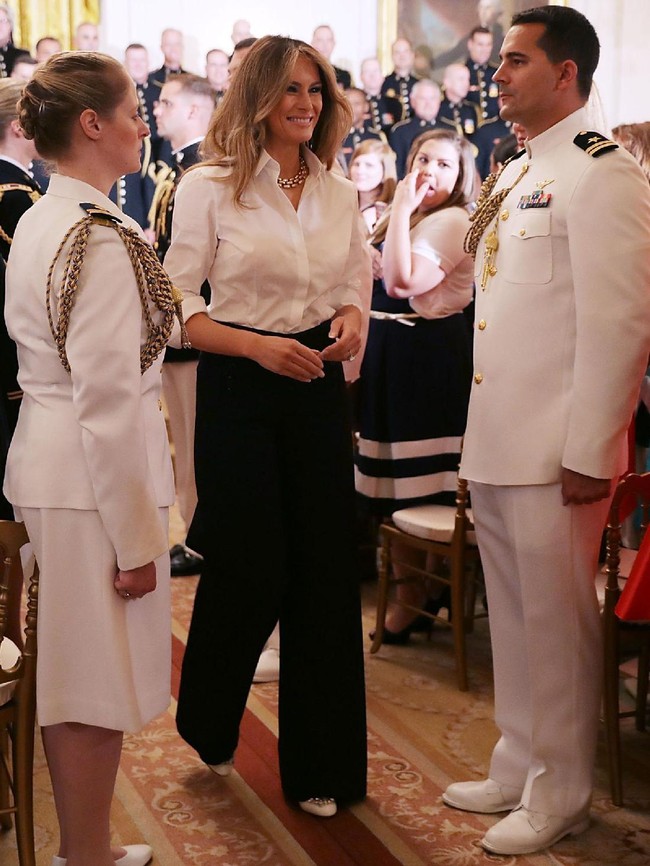 Adapun Melania lebih menyukai busana dengan perpaduan dua warna yang senada. (Foto: Getty Images)