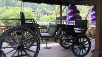 Selain rumah joglo, ada juga kereta kuda yang berasal dari Yogyakarta. Usia kereta ini juga tak kalah tua, mencapai 75 tahun. Meski uzur, kereta kuda ini masih tampak keren bukan? (Wisma Putra/detikTravel)
