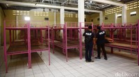Di dalam bangunan tersebut banyak ditemukan tempat tidur layaknya sebuah barak besar.