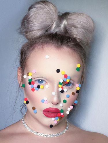 Wajah Berhias Pom Pom Jadi Tren Makeup Baru di Instagram