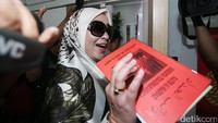 Tidak ada kata-kata yang terucap dari Firza. Dia hanya melempar senyum kepada wartawan.
