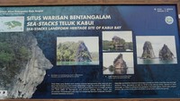 Di Batu pensil ada papan keterangan mengenai Teluk Kabui dan batu-batu yang terbilang unik. Dari Batu Pensil kita bisa melihat jelas Batu Wajah terlihat persis seperti wajah manusia (Masaul/detikTravel)‎