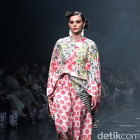 Rancangan Terbaru Biyan Wannatmadja yang Mengusung Tema Elsewhere di Ballroom Dharmawangsa Hotel. Jakarta. [Foto: Mohammad Abduh/Wolipop]