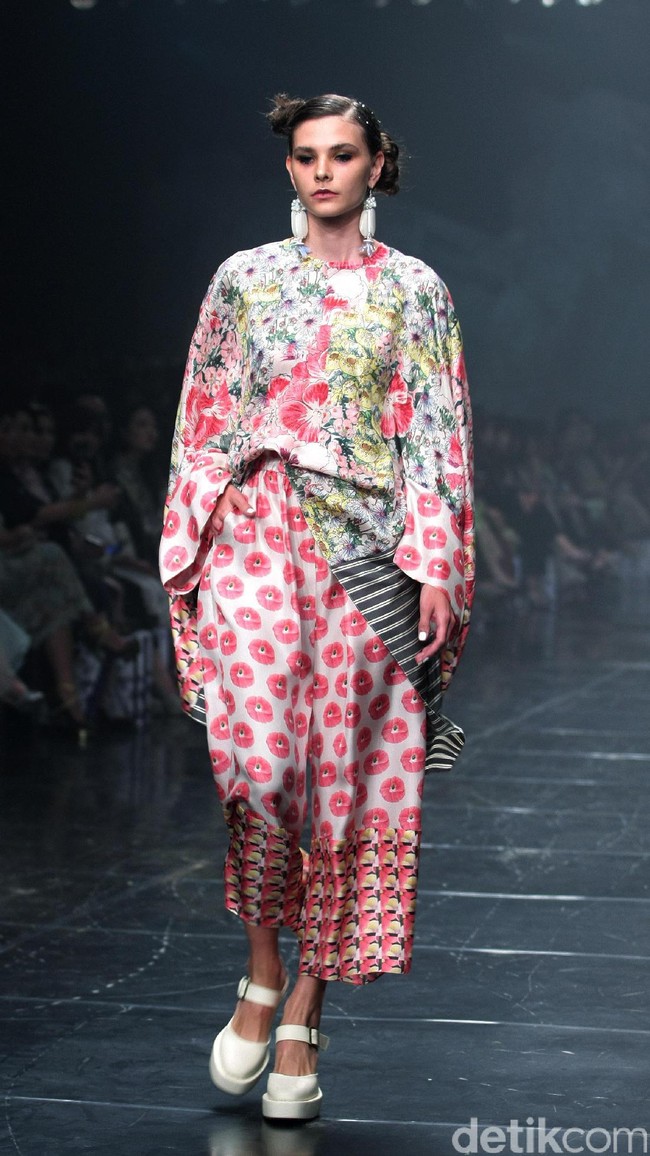 Rancangan Terbaru Biyan Wannatmadja yang Mengusung Tema Elsewhere di Ballroom Dharmawangsa Hotel. Jakarta. [Foto: Mohammad Abduh/Wolipop]