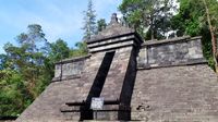 Candi Ini Punya Arca Penis 2 Meter & Relief Erotis