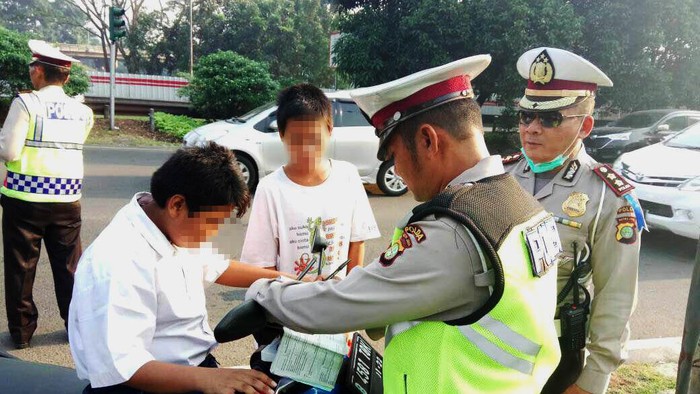 Tanpa Helm, Dua Pelajar SMP Bermotor Terjaring Razia di Cawang