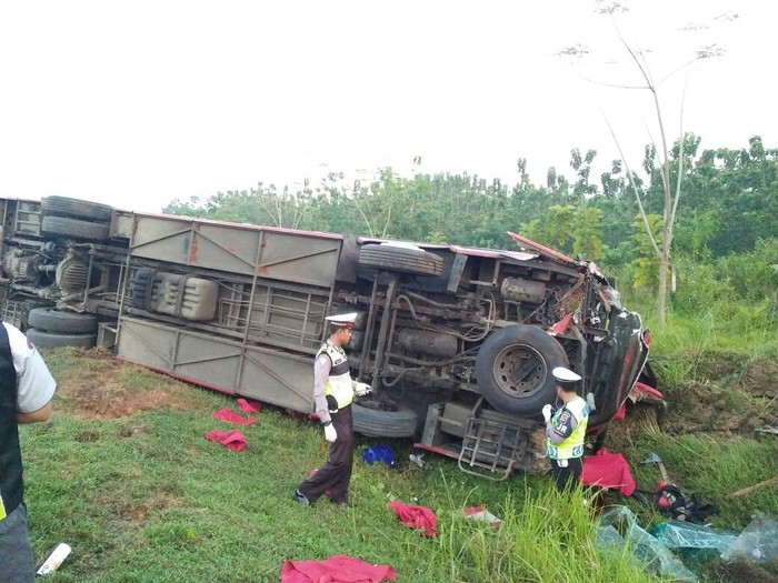 Bus Terbakar Usai Tabrak Truk di Cipali, 1 Orang Tewas
