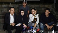 Banyak komentar yang diucapkan Lyra Virna dan Fadlan dalam jumpa pers tersebut yang mendukung tudingan Kalina terhadap agen tour itu. Foto: Noel/detikHOT