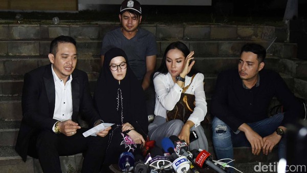 Lyra Virna dan Kalina Oktarani Bermasalah dengan Tour Travel