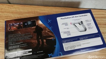 Selain merilis game dalam bentuk digital dan fisik, Sony turut merilis paket bundling dengan kontroler senjata, seperti dalam foto ini. Foto: Muhammad Alif Goenawan/detikINET