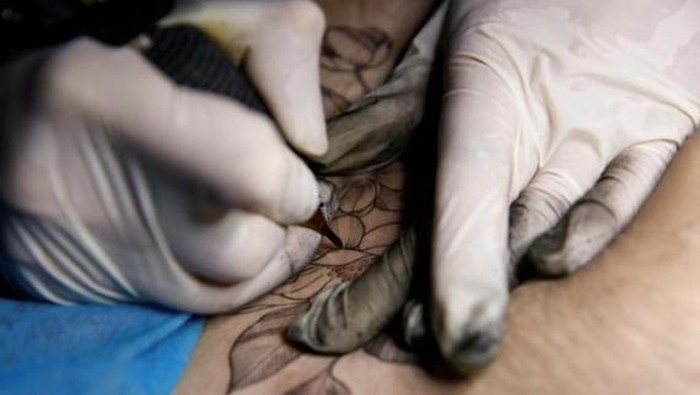 Tato penuh makna, menyembunyikan bekas luka caesar hingga puting payudara (Foto: REUTERS) Tato penuh makna, menyembunyikan bekas luka caesar hingga puting payudara (Foto: REUTERS)