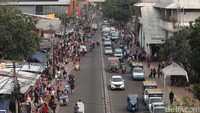Plt Gubernur DKI Jakarta Djarot Saiful Hidayat menegaskan sejak kemarin hingga menjelang bulan puasa akan terus mengawasi lokasi tersebut. Bukan hanya itu, dia juga menambah jumlah personel Satpol PP agar bisa menertibkan PKL Tanah Abang secara maksimal.