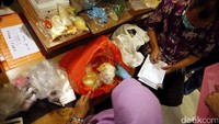 Razia tersebut untuk mencegah peredaran makanan dan minuman yang mengandung zat berbahaya bagi kesehatan.