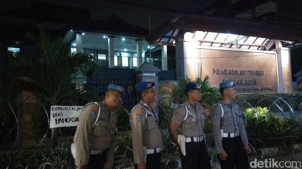 Personel polisi di depan Pengadilan Tinggi DKI Jakarta usai aksi massa pro Ahok, Selasa (16/5/2017)