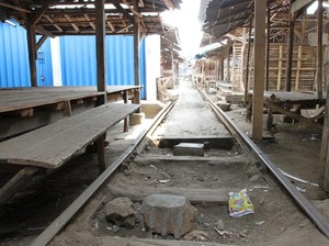 Penampakan Rel Mati Warisan Belanda: Jadi Rumah, Gang, Sampai Pasar